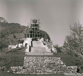 Sicht auf die Kirche während der Renovierung. Denkmal-Dossier Javorca, Denkmalschutzbehörde Außenstelle Nova Gorica. Sicht auf die Kirche während der Renovierung. Denkmal-Dossier Javorca, Denkmalschutzbehörde Außenstelle Nova Gorica.