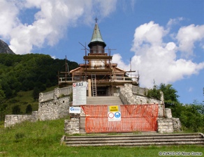 Bilder von Schäden an der Kirche wurden durch das Programm der Renovierung nach dem Erdbeben in den Jahren 2004-2005 saniert. Denkmal-Dossier Javorca, Denkmalschutzbehörde Außenstelle Nova Gorica. Bilder von Schäden an der Kirche wurden durch das Programm der Renovierung nach dem Erdbeben in den Jahren 2004-2005 saniert. Denkmal-Dossier Javorca, Denkmalschutzbehörde Außenstelle Nova Gorica.
