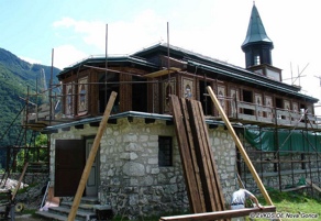 Bilder von Schäden an der Kirche wurden durch das Programm der Renovierung nach dem Erdbeben in den Jahren 2004-2005 saniert. Denkmal-Dossier Javorca, Denkmalschutzbehörde Außenstelle Nova Gorica. Bilder von Schäden an der Kirche wurden durch das Programm der Renovierung nach dem Erdbeben in den Jahren 2004-2005 saniert. Denkmal-Dossier Javorca, Denkmalschutzbehörde Außenstelle Nova Gorica.