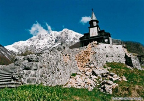 Schäden am Wall und den Stufen nach dem Erdbeben von 1998. Denkmal-Dossier Javorca, Denkmalschutzbehörde Außenstelle Nova Gorica. Schäden am Wall und den Stufen nach dem Erdbeben von 1998. Denkmal-Dossier Javorca, Denkmalschutzbehörde Außenstelle Nova Gorica.