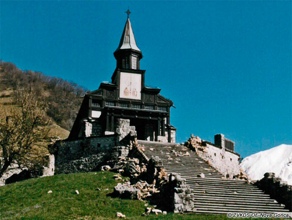 Bilder von Schäden am Wall und den Stufen nach dem Erdbeben von 1998. Denkmal-Dossier Javorca, Denkmalschutzbehörde Außenstelle Nova Gorica. Bilder von Schäden am Wall und den Stufen nach dem Erdbeben von 1998. Denkmal-Dossier Javorca, Denkmalschutzbehörde Außenstelle Nova Gorica.