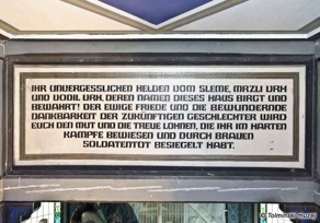 »O nepozabni junaki Slemena, Mrzlega vrha in Vodil vrha, ki jih ti zidovi skrivajo in ohranjajo žive! Večni mir in občudujoča hvaležnost prihodnjih rodov vas bodo poplačali za pogum in zvestobo, ki ste ju dokazali v hudih bojih in ki ste ju zapečatili s hrabro smrtjo.« Foto: Marko Grego, 20. 4. 2016. »O nepozabni junaki Slemena, Mrzlega vrha in Vodil vrha, ki jih ti zidovi skrivajo in ohranjajo žive! Večni mir in občudujoča hvaležnost prihodnjih rodov vas bodo poplačali za pogum in zvestobo, ki ste ju dokazali v hudih bojih in ki ste ju zapečatili s hrabro smrtjo.« Foto: Marko Grego, 20. 4. 2016.