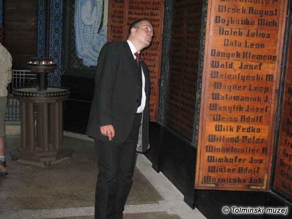 Le commemorazioni organizzate per i visitatori sono anche occasione per cercare i nomi famosi incisi sui pannelli. Foto: Damjana Fortunat Černilogar, 18/5/2007. Le commemorazioni organizzate per i visitatori sono anche occasione per cercare i nomi famosi incisi sui pannelli. Foto: Damjana Fortunat Černilogar, 18/5/2007.